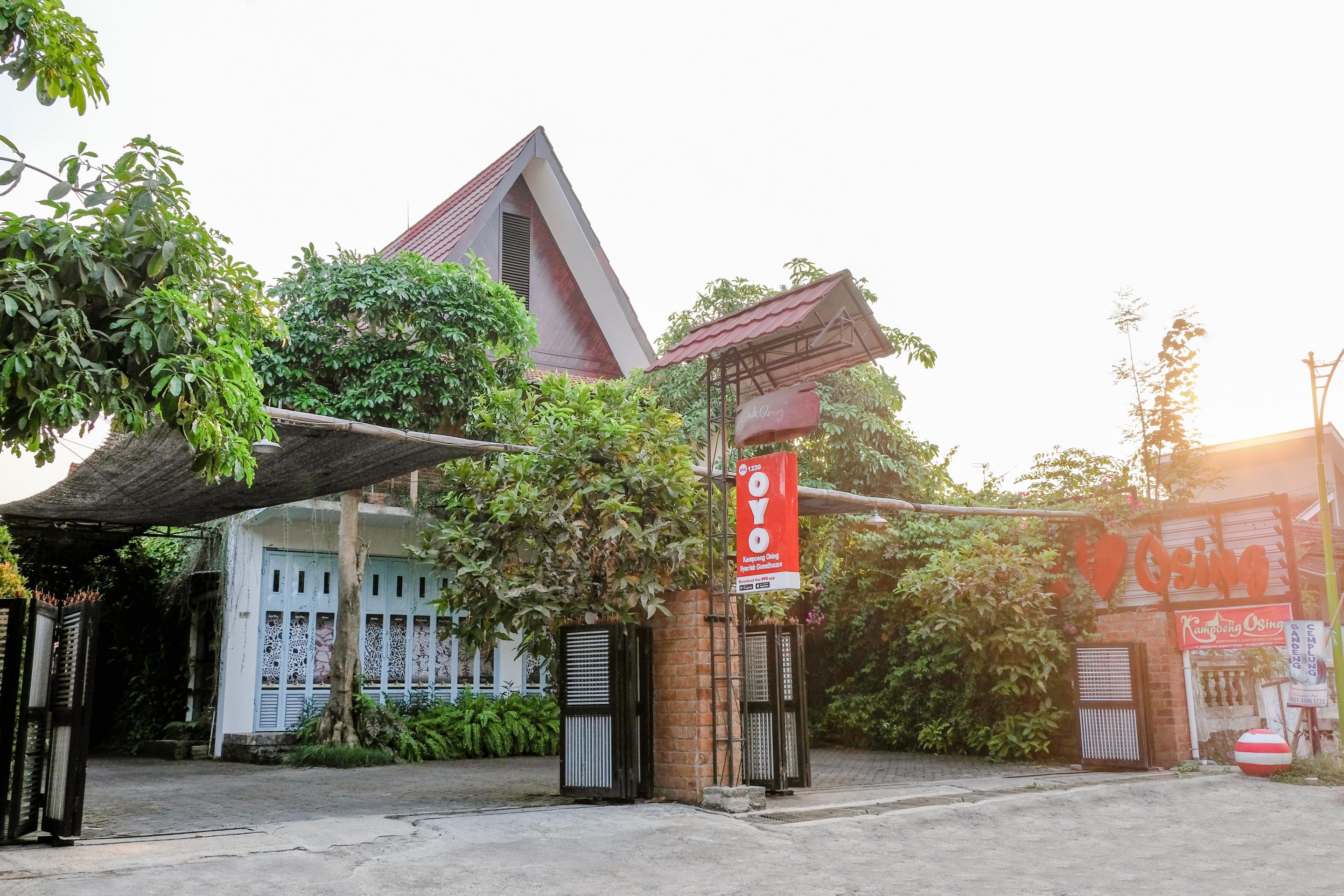 Vaccinated Staff - Oyo 1230 Kampoeng Osing Syariah Guesthouse Banyuwangi  Exterior foto
